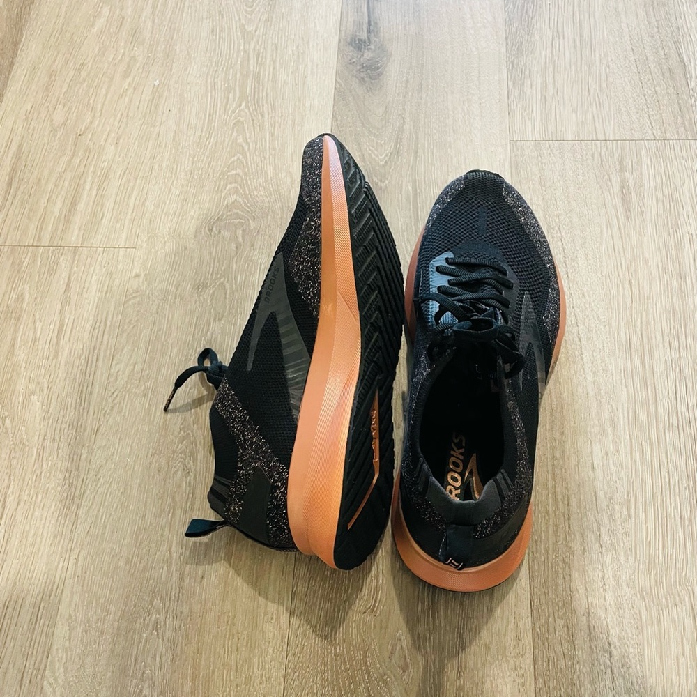 WOMEN'S BROOKS LEVITATE 4